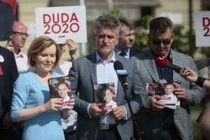 04.07.2020. Daleszyce. Członkowie oraz sympatycy Prawa i Sprawiedliwości zachęcali mieszkańców Daleszyc do głosowania na Andrzeja Dudę w drugiej turze wyborów prezydenckich. Na zdjęciu od lewej: Anna Krupka - wiceminister sportu, Krzysztof Słoń - senator PiS, Tomasz Pleban - wicestarosta kielecki / Wiktor Taszłow / Radio Kielce