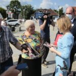 04.07.2020. Daleszyce. Członkowie oraz sympatycy Prawa i Sprawiedliwości zachęcali mieszkańców Daleszyc do głosowania na Andrzeja Dudę w drugiej turze wyborów prezydenckich / Wiktor Taszłow / Radio Kielce