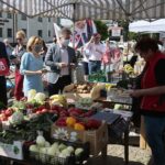 04.07.2020. Daleszyce. Członkowie oraz sympatycy Prawa i Sprawiedliwości zachęcali mieszkańców Daleszyc do głosowania na Andrzeja Dudę w drugiej turze wyborów prezydenckich / Wiktor Taszłow / Radio Kielce