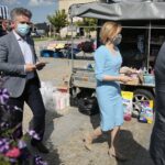 04.07.2020. Daleszyce. Członkowie oraz sympatycy Prawa i Sprawiedliwości zachęcali mieszkańców Daleszyc do głosowania na Andrzeja Dudę w drugiej turze wyborów prezydenckich. Na zdjęciu od prawej: Anna Krupka - wiceminister sportu, Krzysztof Słoń - senator PiS / Wiktor Taszłow / Radio Kielce