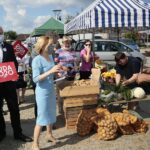 04.07.2020. Daleszyce. Członkowie oraz sympatycy Prawa i Sprawiedliwości zachęcali mieszkańców Daleszyc do głosowania na Andrzeja Dudę w drugiej turze wyborów prezydenckich. Na zdjęciu od lewej: Mateusz Lasek, Anna Krupka - wiceminister sportu / Wiktor Taszłow / Radio Kielce