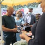 04.07.2020. Daleszyce. Członkowie oraz sympatycy Prawa i Sprawiedliwości zachęcali mieszkańców Daleszyc do głosowania na Andrzeja Dudę w drugiej turze wyborów prezydenckich. Broszury rozdają: Anna Krupka - wiceminister sportu, Krzysztof Słoń - senator PiS / Wiktor Taszłow / Radio Kielce