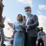 04.07.2020. Daleszyce. Członkowie oraz sympatycy Prawa i Sprawiedliwości zachęcali mieszkańców Daleszyc do głosowania na Andrzeja Dudę w drugiej turze wyborów prezydenckich. Na zdjęciu: Anna Krupka - wiceminister sportu, Krzysztof Słoń - senator PiS / Wiktor Taszłow / Radio Kielce