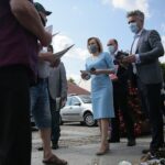 04.07.2020. Daleszyce. Członkowie oraz sympatycy Prawa i Sprawiedliwości zachęcali mieszkańców Daleszyc do głosowania na Andrzeja Dudę w drugiej turze wyborów prezydenckich. Na zdjęciu: Anna Krupka - wiceminister sportu, Krzysztof Słoń - senator PiS / Wiktor Taszłow / Radio Kielce