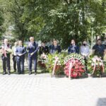 04.07.2020. Kielce. 74. rocznica pogromu kieleckiego. Złożenie kwiatów przy kamienicy na ulicy Planty 7/9. / Wiktor Taszłow / Radio Kielce