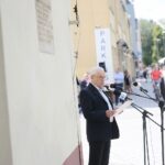 04.07.2020. Kielce. 74. rocznica pogromu kieleckiego. Złożenie kwiatów przy kamienicy na ulicy Planty 7/9. Na zdjęciu: Andrzej Pawlik - członek zarządu regionu świętokrzyskiego NSZZ "Solidarność" / Wiktor Taszłow / Radio Kielce