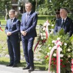 04.07.2020. Kielce. 74. rocznica pogromu kieleckiego. Złożenie kwiatów przy kamienicy na ulicy Planty 7/9. Na zdjęciu (od lewej): Waldemar Bartosz - przewodniczący świętokrzyskiej Solidarności, Marcin Różycki - wiceprezydent Kielc, Bogdan Wenta - prezydent Kielc, Zbigniew Koniusz - wojewoda świętokrzyski / Wiktor Taszłow / Radio Kielce