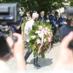 04.07.2020. Kielce. 74. rocznica pogromu kieleckiego. Złożenie kwiatów przy kamienicy na ulicy Planty 7/9. Kwiaty składa marszałek województwa świętokrzyskiego Andrzej Bętkowski / Wiktor Taszłow / Radio Kielce