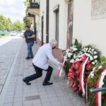 04.07.2020. Kielce. 74. rocznica pogromu kieleckiego. Złożenie kwiatów przy kamienicy na ulicy Planty 7/9. Kwiaty składa marszałek województwa świętokrzyskiego Andrzej Bętkowski / Wiktor Taszłow / Radio Kielce
