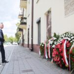 04.07.2020. Kielce. 74. rocznica pogromu kieleckiego. Złożenie kwiatów przy kamienicy na ulicy Planty 7/9. Kwiaty składa wojewoda świętokrzyski Zbigniew Koniusz / Wiktor Taszłow / Radio Kielce