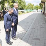 04.07.2020. Kielce. 74. rocznica pogromu kieleckiego. Złożenie kwiatów przy kamienicy na ulicy Planty 7/9. Na zdjęciu (od lewej): Marcin Różycki - wiceprezydent Kielc, Bogdan Wenta - prezydent Kielc / Wiktor Taszłow / Radio Kielce