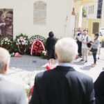 04.07.2020. Kielce. 74. rocznica pogromu kieleckiego. Złożenie kwiatów przy kamienicy na ulicy Planty 7/9. / Wiktor Taszłow / Radio Kielce