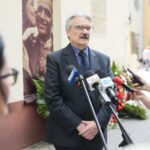 04.07.2020. Kielce. 74. rocznica pogromu kieleckiego. Złożenie kwiatów przy kamienicy na ulicy Planty 7/9. Na zdjęciu: dr Ryszard Śmietanka-Kruszelnicki z kieleckiej delegatury IPN / Wiktor Taszłow / Radio Kielce