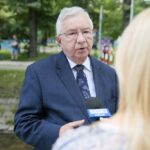 04.07.2020. Kielce. 74. rocznica pogromu kieleckiego. Złożenie kwiatów przy kamienicy na ulicy Planty 7/9. Na zdjęciu: Krzysztof Lipiec - poseł / Wiktor Taszłow / Radio Kielce