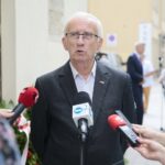 04.07.2020. Kielce. 74. rocznica pogromu kieleckiego. Złożenie kwiatów przy kamienicy na ulicy Planty 7/9. Waldemar Bartosz - przewodniczący świętokrzyskiej Solidarności / Wiktor Taszłow / Radio Kielce