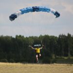 04.07.2020. Masłów. Mistrzostwa Polski Związku Polskich Spadochroniarzy na celność lądowania oraz I Memoriał Spadochronowy im. gen. Tadeusza Buka / Wiktor Taszłow / Radio Kielce