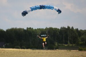 04.07.2020. Masłów. Mistrzostwa Polski Związku Polskich Spadochroniarzy na celność lądowania oraz I Memoriał Spadochronowy im. gen. Tadeusza Buka / Wiktor Taszłow / Radio Kielce