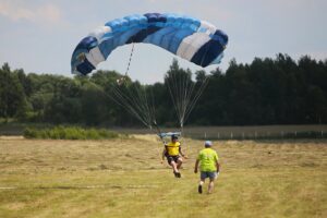 04.07.2020. Masłów. Mistrzostwa Polski Związku Polskich Spadochroniarzy na celność lądowania oraz I Memoriał Spadochronowy im. gen. Tadeusza Buka / Wiktor Taszłow / Radio Kielce