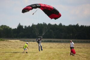 04.07.2020. Masłów. Mistrzostwa Polski Związku Polskich Spadochroniarzy na celność lądowania oraz I Memoriał Spadochronowy im. gen. Tadeusza Buka / Wiktor Taszłow / Radio Kielce