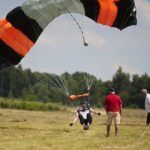 04.07.2020. Masłów. Mistrzostwa Polski Związku Polskich Spadochroniarzy na celność lądowania oraz I Memoriał Spadochronowy im. gen. Tadeusza Buka / Wiktor Taszłow / Radio Kielce