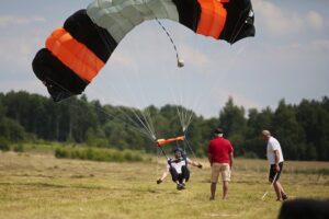 04.07.2020. Masłów. Mistrzostwa Polski Związku Polskich Spadochroniarzy na celność lądowania oraz I Memoriał Spadochronowy im. gen. Tadeusza Buka / Wiktor Taszłow / Radio Kielce