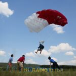04.07.2020. Masłów. Mistrzostwa Polski Związku Polskich Spadochroniarzy na celność lądowania oraz I Memoriał Spadochronowy im. gen. Tadeusza Buka / Wiktor Taszłow / Radio Kielce