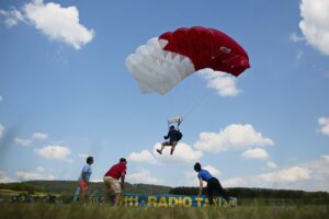 04.07.2020. Masłów. Mistrzostwa Polski Związku Polskich Spadochroniarzy na celność lądowania oraz I Memoriał Spadochronowy im. gen. Tadeusza Buka / Wiktor Taszłow / Radio Kielce