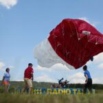 04.07.2020. Masłów. Mistrzostwa Polski Związku Polskich Spadochroniarzy na celność lądowania oraz I Memoriał Spadochronowy im. gen. Tadeusza Buka / Wiktor Taszłow / Radio Kielce