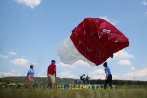 04.07.2020. Masłów. Mistrzostwa Polski Związku Polskich Spadochroniarzy na celność lądowania oraz I Memoriał Spadochronowy im. gen. Tadeusza Buka / Wiktor Taszłow / Radio Kielce