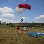 04.07.2020. Masłów. Mistrzostwa Polski Związku Polskich Spadochroniarzy na celność lądowania oraz I Memoriał Spadochronowy im. gen. Tadeusza Buka / Wiktor Taszłow / Radio Kielce