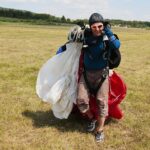 04.07.2020. Masłów. Mistrzostwa Polski Związku Polskich Spadochroniarzy na celność lądowania oraz I Memoriał Spadochronowy im. gen. Tadeusza Buka / Wiktor Taszłow / Radio Kielce