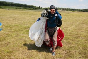 04.07.2020. Masłów. Mistrzostwa Polski Związku Polskich Spadochroniarzy na celność lądowania oraz I Memoriał Spadochronowy im. gen. Tadeusza Buka / Wiktor Taszłow / Radio Kielce