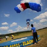04.07.2020. Masłów. Mistrzostwa Polski Związku Polskich Spadochroniarzy na celność lądowania oraz I Memoriał Spadochronowy im. gen. Tadeusza Buka / Wiktor Taszłow / Radio Kielce