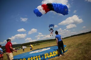 04.07.2020. Masłów. Mistrzostwa Polski Związku Polskich Spadochroniarzy na celność lądowania oraz I Memoriał Spadochronowy im. gen. Tadeusza Buka / Wiktor Taszłow / Radio Kielce