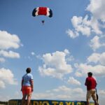 04.07.2020. Masłów. Mistrzostwa Polski Związku Polskich Spadochroniarzy na celność lądowania oraz I Memoriał Spadochronowy im. gen. Tadeusza Buka / Wiktor Taszłow / Radio Kielce