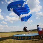 04.07.2020. Masłów. Mistrzostwa Polski Związku Polskich Spadochroniarzy na celność lądowania oraz I Memoriał Spadochronowy im. gen. Tadeusza Buka / Wiktor Taszłow / Radio Kielce