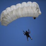 04.07.2020. Masłów. Mistrzostwa Polski Związku Polskich Spadochroniarzy na celność lądowania oraz I Memoriał Spadochronowy im. gen. Tadeusza Buka / Wiktor Taszłow / Radio Kielce