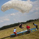 04.07.2020. Masłów. Mistrzostwa Polski Związku Polskich Spadochroniarzy na celność lądowania oraz I Memoriał Spadochronowy im. gen. Tadeusza Buka / Wiktor Taszłow / Radio Kielce