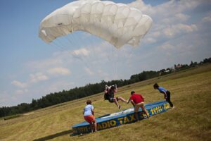 04.07.2020. Masłów. Mistrzostwa Polski Związku Polskich Spadochroniarzy na celność lądowania oraz I Memoriał Spadochronowy im. gen. Tadeusza Buka / Wiktor Taszłow / Radio Kielce