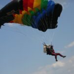 04.07.2020. Masłów. Mistrzostwa Polski Związku Polskich Spadochroniarzy na celność lądowania oraz I Memoriał Spadochronowy im. gen. Tadeusza Buka / Wiktor Taszłow / Radio Kielce