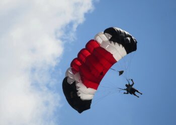 04.07.2020. Masłów. Mistrzostwa Polski Związku Polskich Spadochroniarzy na celność lądowania oraz I Memoriał Spadochronowy im. gen. Tadeusza Buka / Wiktor Taszłow / Radio Kielce