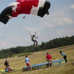 04.07.2020. Masłów. Mistrzostwa Polski Związku Polskich Spadochroniarzy na celność lądowania oraz I Memoriał Spadochronowy im. gen. Tadeusza Buka / Wiktor Taszłow / Radio Kielce
