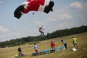 04.07.2020. Masłów. Mistrzostwa Polski Związku Polskich Spadochroniarzy na celność lądowania oraz I Memoriał Spadochronowy im. gen. Tadeusza Buka / Wiktor Taszłow / Radio Kielce