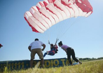 05.07.2020. Masłow. Drugi dzień Mistrzostw Polski Związku Polskich Spadochroniarzy oraz I Memoriał Spadochronowy im. gen. Tadeusza Buka / Wiktor Taszłow / Radio Kielce