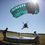 05.07.2020. Masłow. Drugi dzień Mistrzostw Polski Związku Polskich Spadochroniarzy oraz I Memoriał Spadochronowy im. gen. Tadeusza Buka / Wiktor Taszłow / Radio Kielce