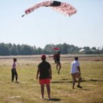 05.07.2020. Masłow. Drugi dzień Mistrzostw Polski Związku Polskich Spadochroniarzy oraz I Memoriał Spadochronowy im. gen. Tadeusza Buka / Wiktor Taszłow / Radio Kielce