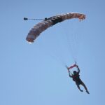 05.07.2020. Masłow. Drugi dzień Mistrzostw Polski Związku Polskich Spadochroniarzy oraz I Memoriał Spadochronowy im. gen. Tadeusza Buka / Wiktor Taszłow / Radio Kielce