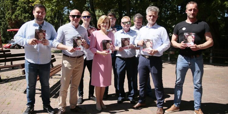 05.07.2020. Kielce. Działacze PiS zachęcają do wsparcia Andrzeja Dudy. Na zdjęciu (z prawej): Łukasz Korus, Krzysztof Słoń - senator, Wiesław Koza - radny, Anna Krupka - wiceminister sportu, Rafał Nowak - wicewojewoda świętokrzyski, Łukasz Trojak / Wiktor Taszłow / Radio Kielce