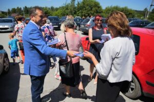 05.07.2020. Wiśniówka. Starosta kielecki zachęca do udziały w drugiej turze wyborów prezydenckich. Na zdjęciu (po lewej): Mirosław Gębski - starosta kielecki / Wiktor Taszłow / Radio Kielce