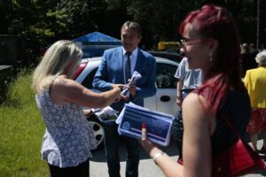 05.07.2020. Wiśniówka. Starosta kielecki zachęca do udziały w drugiej turze wyborów prezydenckich. Na zdjęciu (w środku): Mirosław Gębski - starosta kielecki / Wiktor Taszłow / Radio Kielce